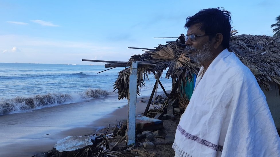 ఉప్పాడ తీరంలో నివసించే వారు నిత్యం అలలకు భయపడుతూ జీవిస్తున్నారు. ఉప్పాడ తీరంలో నివసించే వారు నిత్యం అలలకు భయపడుతూ జీవిస్తున్నారు.