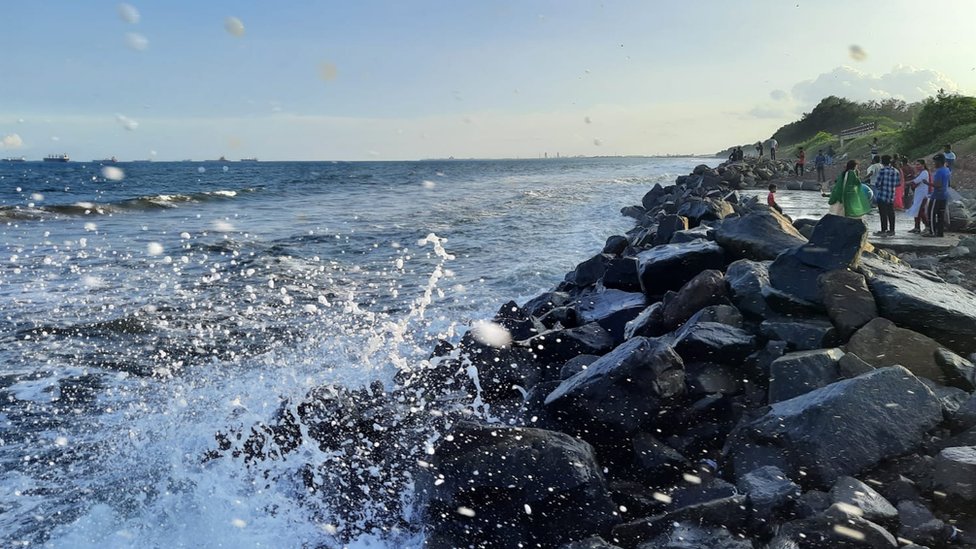 జియో ట్యూబ్ రక్షణ ఏర్పాటు కూడా అలల తీవ్రతకు ధ్వంసం అవుతోంది. జియో ట్యూబ్ రక్షణ ఏర్పాటు కూడా అలల తీవ్రతకు ధ్వంసం అవుతోంది.