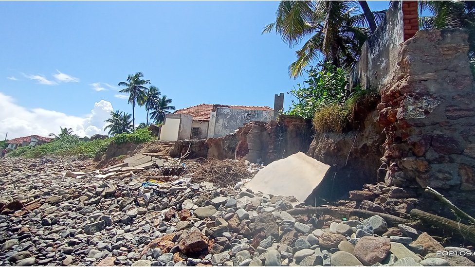 ఉప్పాడలో సముద్రం ఏటేటా ముందుకు వస్తున్నట్లు నిపుణులు , అధికారులు గుర్తించారు. ఉప్పాడలో సముద్రం ఏటేటా ముందుకు వస్తున్నట్లు నిపుణులు , అధికారులు గుర్తించారు.