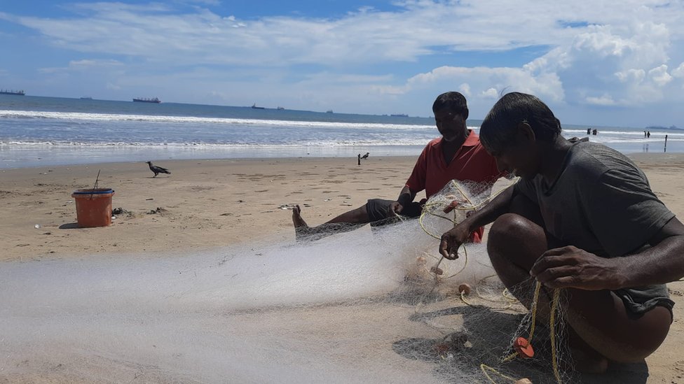 ఉప్పాడ తీరంలో మత్స్యకారులు ఉప్పాడ తీరంలో మత్స్యకారులు