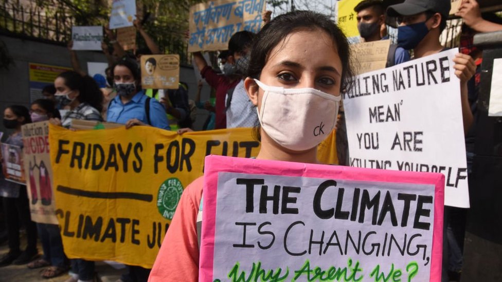 వాతావరణ మార్పులపై ఆందోళన నిర్వహిస్తున్న విద్యార్థులు వాతావరణ మార్పులపై ఆందోళన నిర్వహిస్తున్న విద్యార్థులు