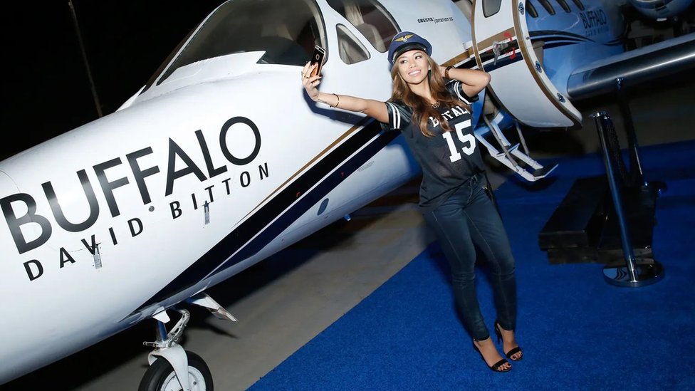 ధనికులు ఇష్టారాజ్యంగా విమానాలలో తిరగడం వల్ల కాలుష్య ఉద్గారాలు పెరుగుతున్నాయి.