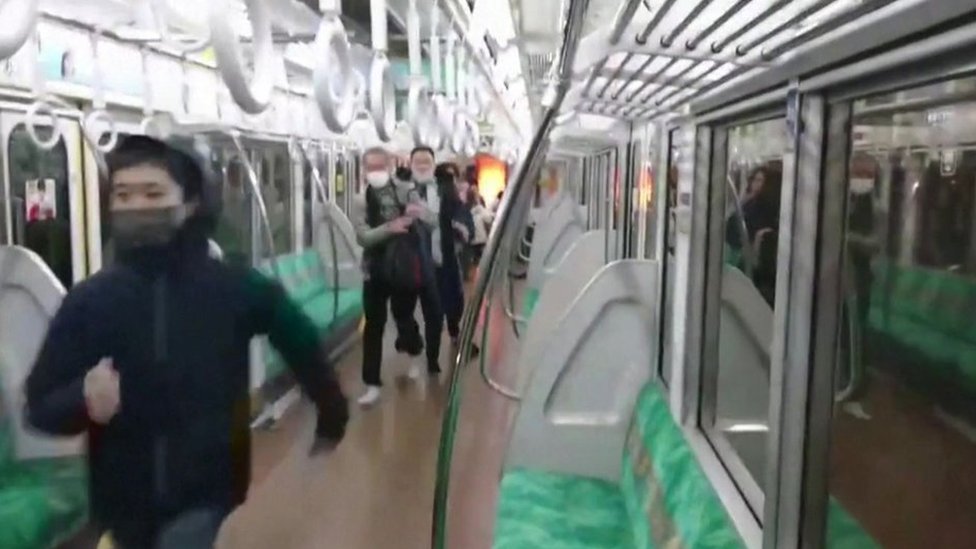 రైలులో మంటలు చెలరేగడంతో పారిపోతున్న ప్రయాణీకులు