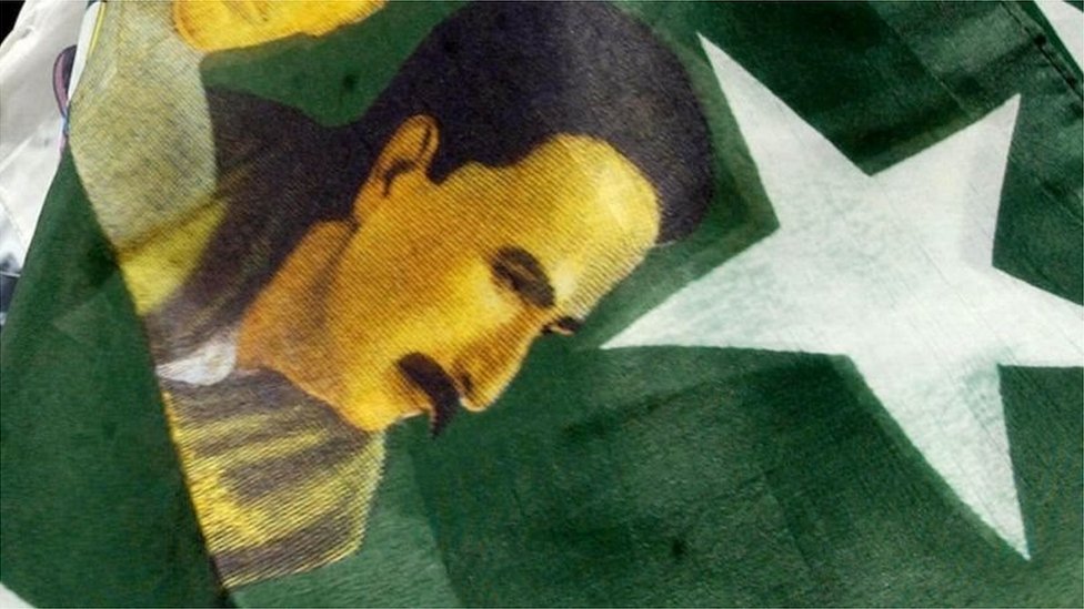 జాతీయ వాదాన్ని వినిపించిన మహ్మద్ ఇక్బాల్ బ్రిటీష్ వారి నైట్ హుడ్ బిరుదును అంగీకరించి అందరినీ ఆశ్చర్యపరిచారు. జాతీయ వాదాన్ని వినిపించిన మహ్మద్ ఇక్బాల్ బ్రిటీష్ వారి నైట్ హుడ్ బిరుదును అంగీకరించి అందరినీ ఆశ్చర్యపరిచారు.