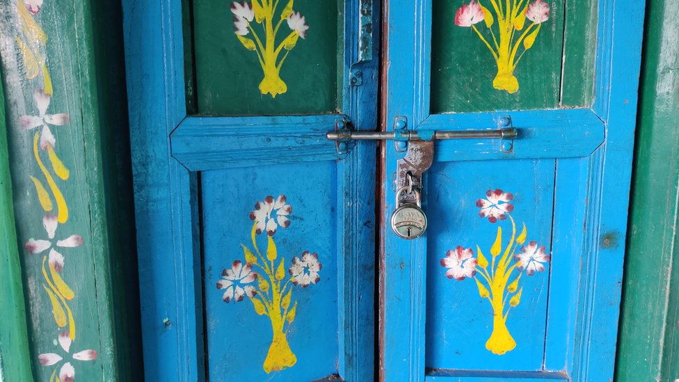 గర్భవతులైన మహిళలున్న కుటుంబాలు భయంతో గ్రామం వదిలి వెళుతున్నాయి.