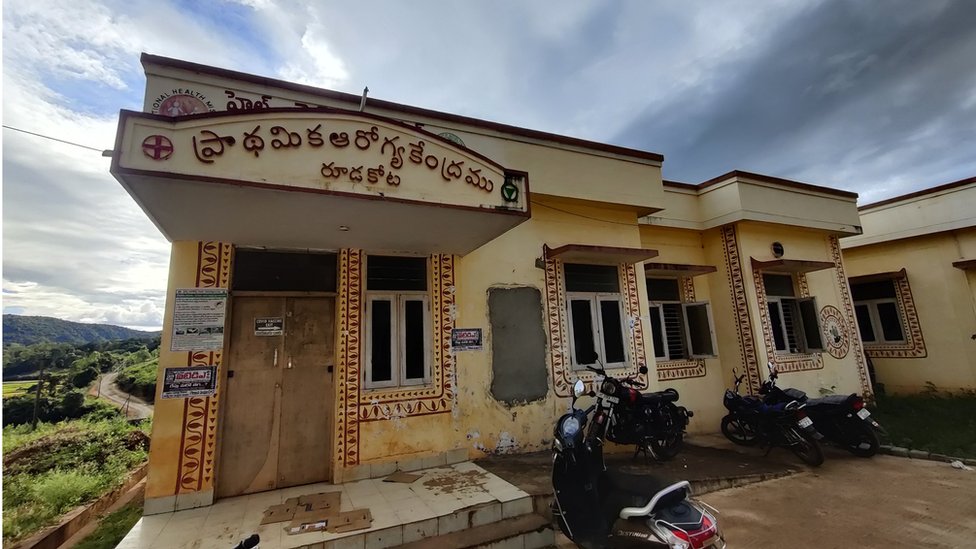 రూఢకోటలో ఆరోగ్య కేంద్రం ఉన్నా, చిన్నారుల మరణాలు ఆగడం లేదు.