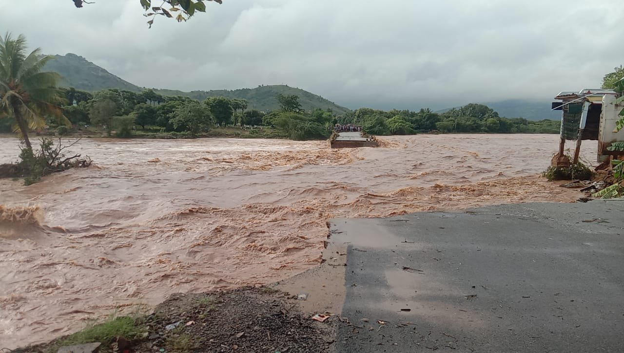చిత్తూరు జిల్లా చిగురువాడ దగ్గర తెగిపోయిన రోడ్డు మార్గం