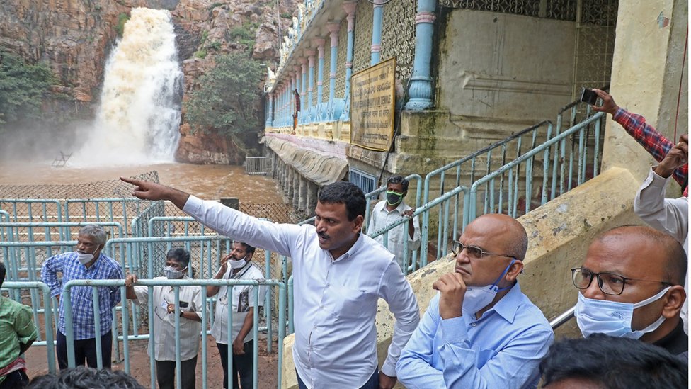 తిరుమల కపిలేశ్వర తీర్థం వద్ద టీటీడీ ఈఓ జవహర్ రెడ్డి