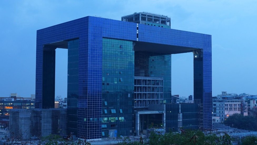 హైదరాబాద్‌లోని కమండ్ కంట్రోల్ రూం లో పెద్ద ఎత్తున డేటాను భద్రపరుస్తున్నారు.