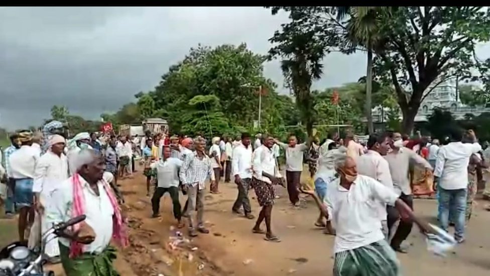 బొబ్బిలి చక్కర కర్మాగారం దగ్గర ఆందోళనలు