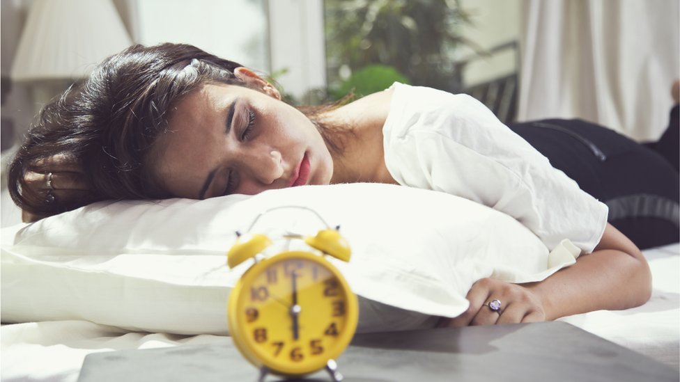 నిద్రపోతున్న యువతి