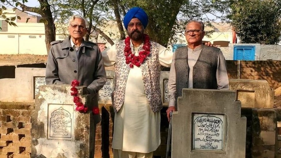 మహ్మద్ బషీర్ వర్క్(ఎడమ)తో తరుంజిత్ సింగ్ బొతాలియా