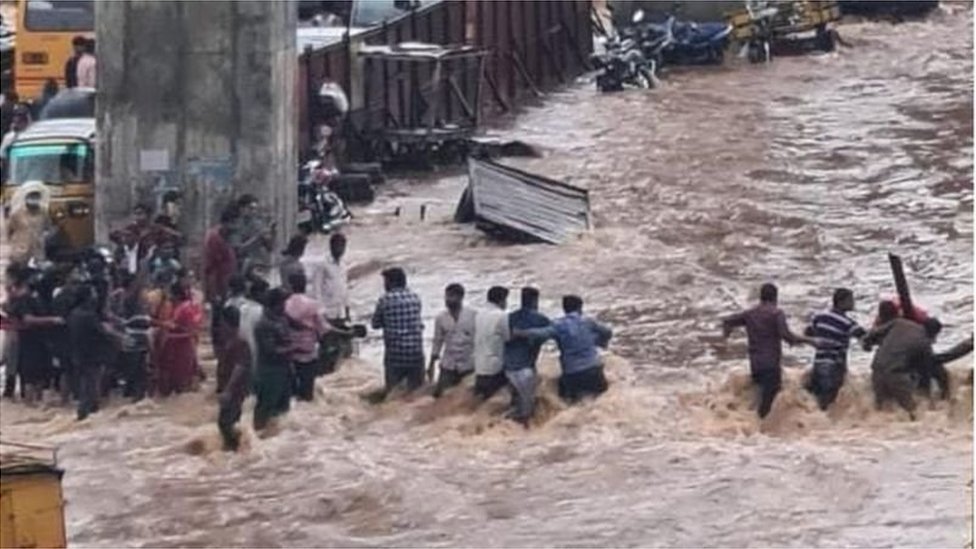 తిరుపతి నగరంలో వరద బీభత్సానికి నిదర్శనం ఈ దృశ్యం తిరుపతి నగరంలో వరద బీభత్సానికి నిదర్శనం ఈ దృశ్యం