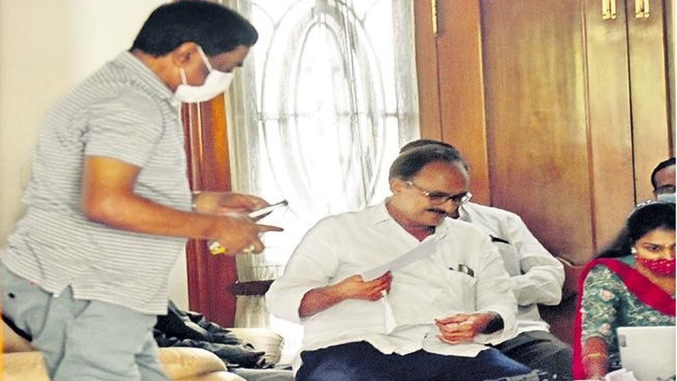 విశ్రాంత ఐఏఎస్ లక్ష్మీనారాయణ ఇంట్లో సీఐడీ సోదాల సమయంలో ఏబీఎన్-ఆంధ్రజ్యోతి ఎండీ రాధాకృష్ణ