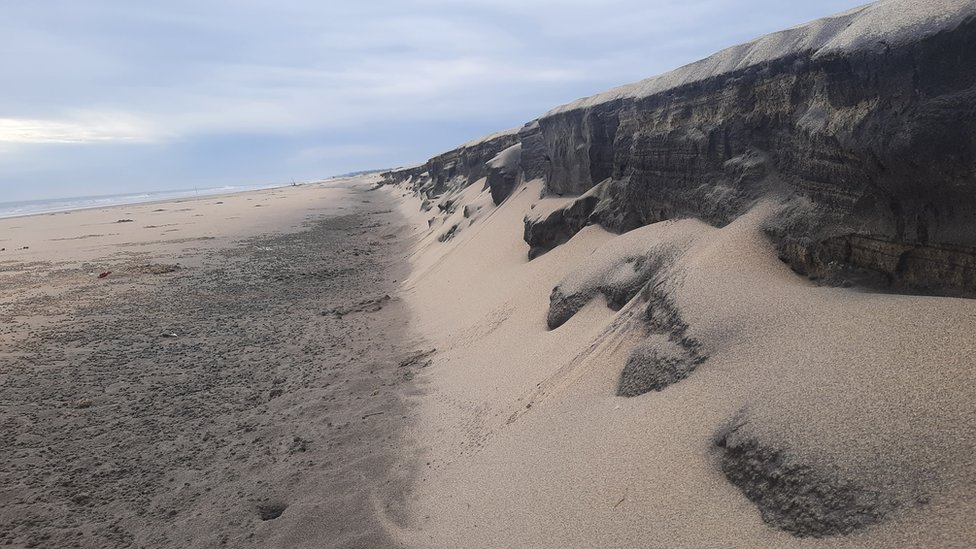 నరసాపురం దగ్గర ముందుకొచ్చిన సముద్రం