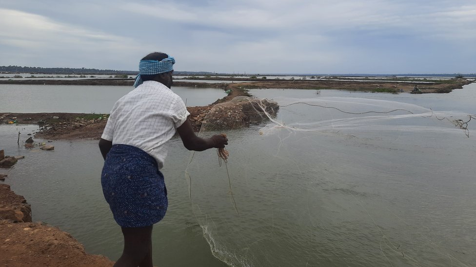 చేపలు పడుతున్న వ్యక్తి