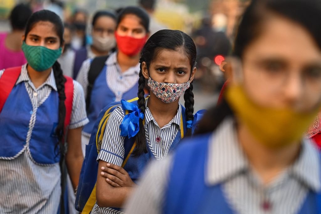 న్యూదిల్లీలో పాఠశాలకు వెళ్తున్న బాలికలు