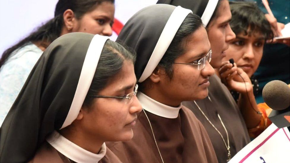 నిరసనల్లో పాల్గొన్న నన్స్ నిరసనల్లో పాల్గొన్న నన్స్