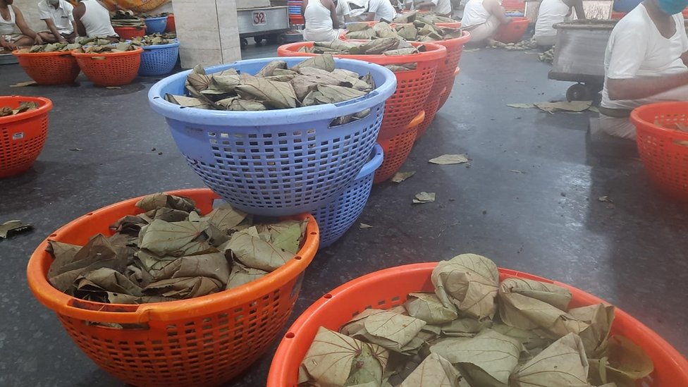 ప్రసాదాన్ని విస్తరాకుల్లోనే ప్యాక్ చేయడం అన్నవరంలో మరో ప్రత్యేకత