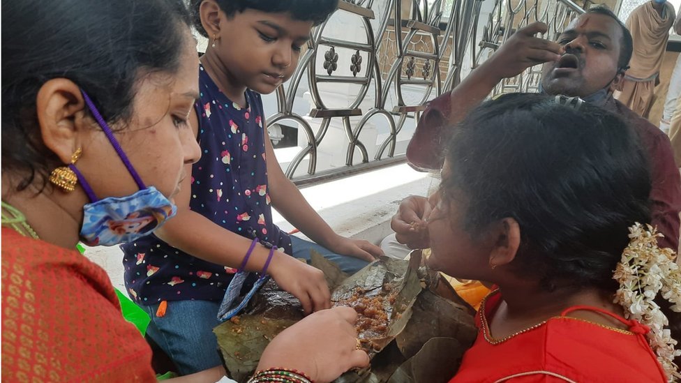 సత్యనారాయణ స్వామి: రుచిగా ఉండటంతో భక్తులు ఈ ప్రసాదాన్ని కొనేందుకు ఇష్టపడతారు.