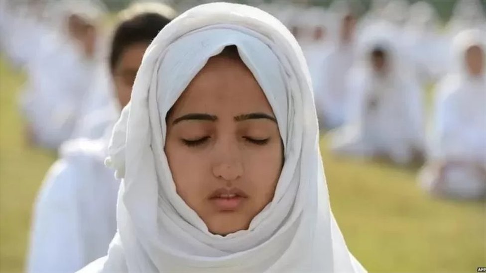 యోగాభ్యాసంలో ముస్లిం బాలిక