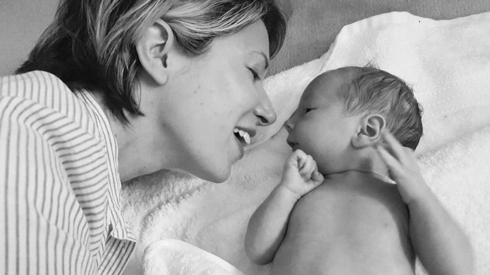 రెండో పాప పుట్టాక వినికిడి సమస్య మొదలైందని హెలెనా గుర్తించారు రెండో పాప పుట్టాక వినికిడి సమస్య మొదలైందని హెలెనా గుర్తించారు