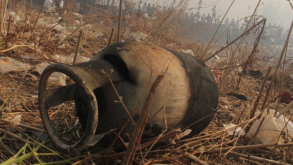 పేలిన గ్యాస్ సిలిండర్ (ప్రతీకాత్మక చిత్రం) పేలిన గ్యాస్ సిలిండర్ (ప్రతీకాత్మక చిత్రం)