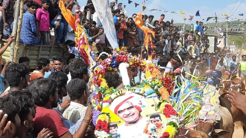 సినిమా నటుల ఫొటోలు పెట్టి పండుగ పోటీల్లో పాల్గొంటారు సినిమా నటుల ఫొటోలు పెట్టి పండుగ పోటీల్లో పాల్గొంటారు
