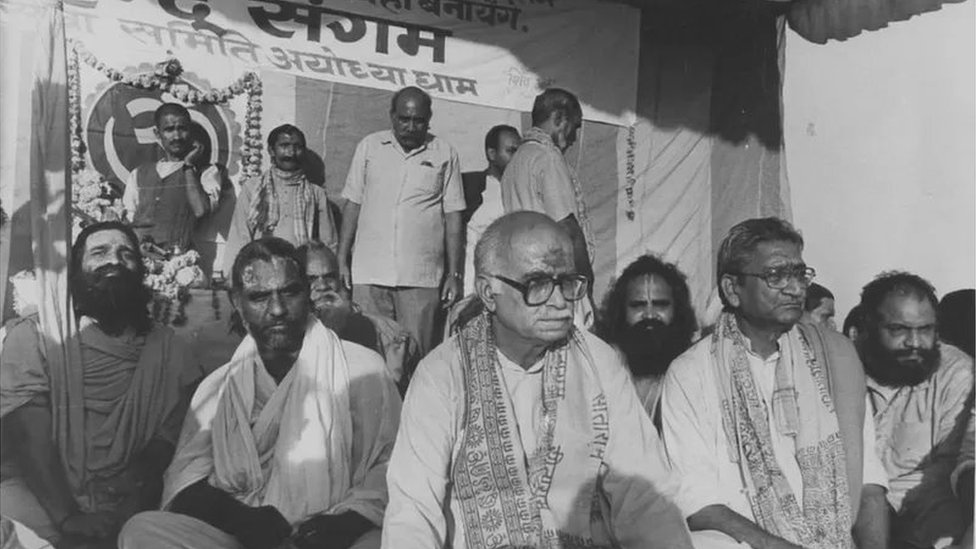 అయోధ్యలో రామమందిరం నిర్మించాలని 1990 నవంబర్ 20న బైఠాయించిన అప్పటి బీజేపీ అధ్యక్షుడు లాల్ కృష్ణ అడ్వాణీ