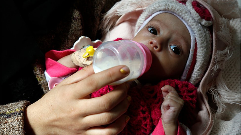 పాలు తాగుతున్న పసిపాప పాలు తాగుతున్న పసిపాప