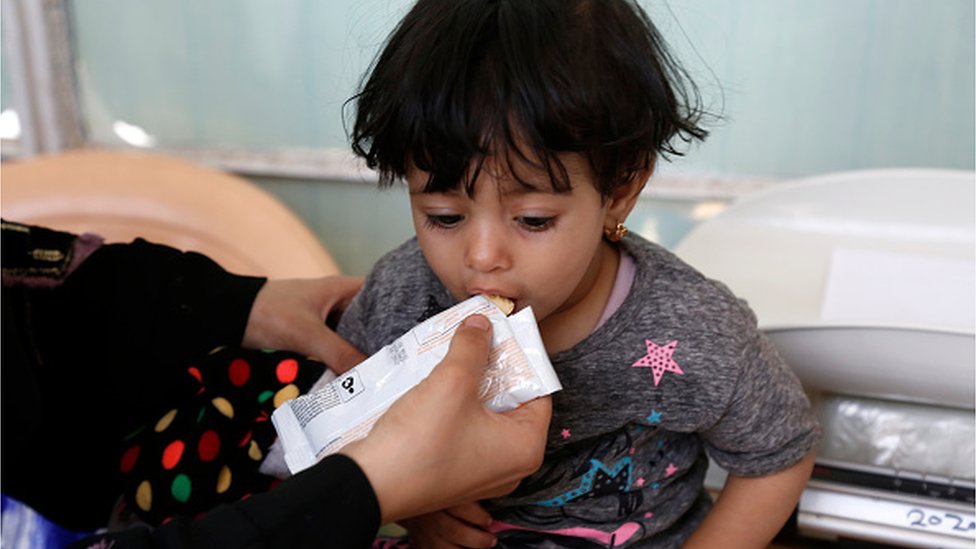 పిల్లలకు ఆహారం పెడుతున్న తల్లి పిల్లలకు ఆహారం పెడుతున్న తల్లి