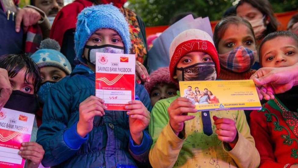 సుకన్య సమృద్ధి యోజన స్కీమ్ పాస్ పుస్తకాలతో బాలికలు