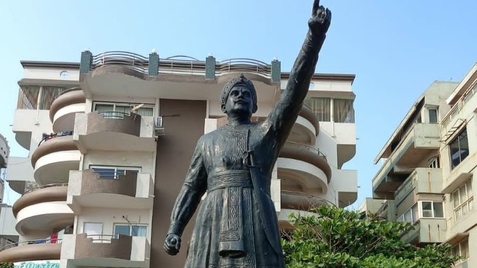 తాండ్ర పాపారాయుడు విగ్రహం