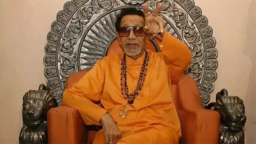 బాల్ ఠాక్రే ఎప్పుడూ సింహాసనం లాంటి కుర్చీపై కూర్చునేవారు బాల్ ఠాక్రే ఎప్పుడూ సింహాసనం లాంటి కుర్చీపై కూర్చునేవారు