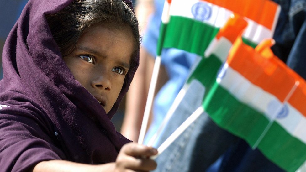 జెండాలతో బాలిక జెండాలతో బాలిక