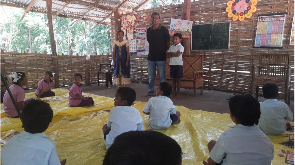 కొండబడిలో పాఠాలు నేర్చుకుంటున్న విద్యార్ధులు