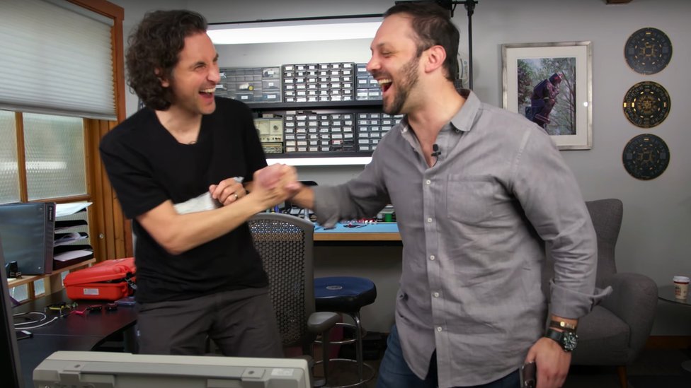 2 మిలియన్ డాలర్ల విలువ చేసే క్రిప్టో కరెన్సీతో లాక్ అయిన క్రిప్టో వాలెట్ను క్రాక్ చేసిన తర్వాత క్లైంట్తో జో గ్రాండ్ 2 మిలియన్ డాలర్ల విలువ చేసే క్రిప్టో కరెన్సీతో లాక్ అయిన క్రిప్టో వాలెట్ను క్రాక్ చేసిన తర్వాత క్లైంట్తో జో గ్రాండ్