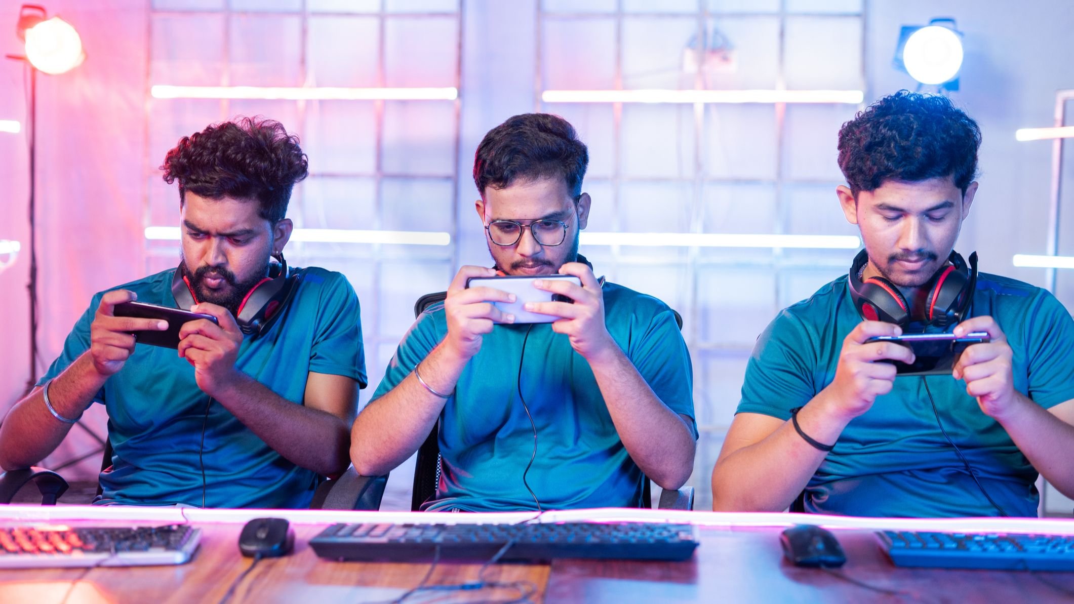 ఆన్లైన్ గేమింగ్ను ఈ కాలం యువత కెరీర్గా కూడా మలుచుకుంటున్నారు ఆన్లైన్ గేమింగ్ను ఈ కాలం యువత కెరీర్గా కూడా మలుచుకుంటున్నారు