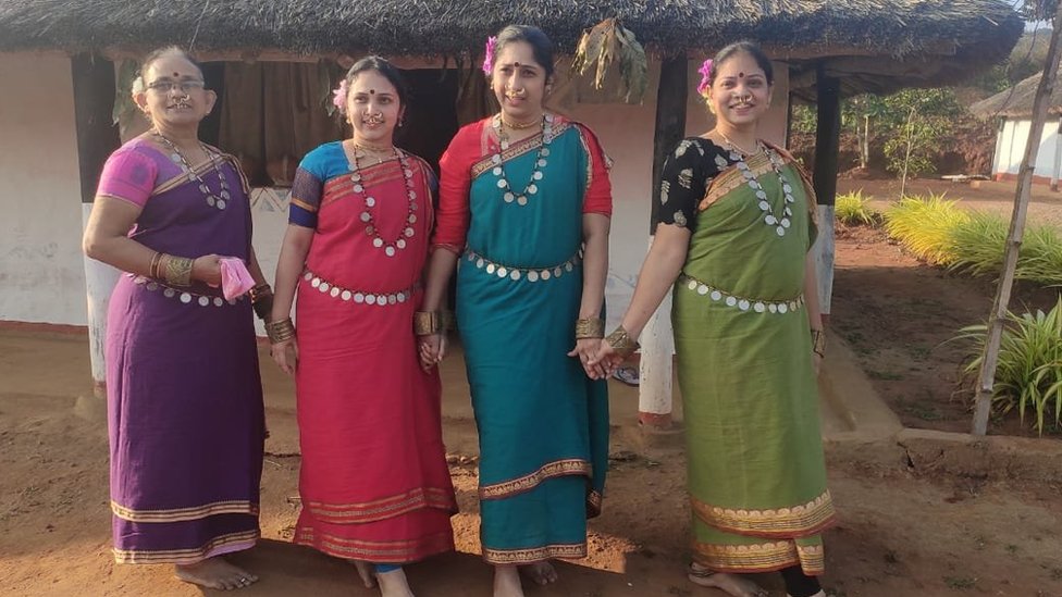 గిరిజన సంప్రదాయ దుస్తుల్లో సందర్శకులు