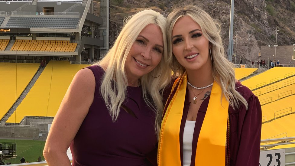 కూతురు మేగాన్ కాంపర్ట్తో రోండా కూతురు మేగాన్ కాంపర్ట్తో రోండా