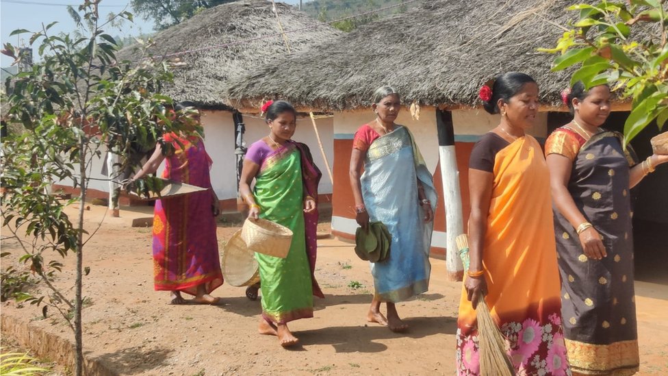 గిరిజనుల వేషధారణ