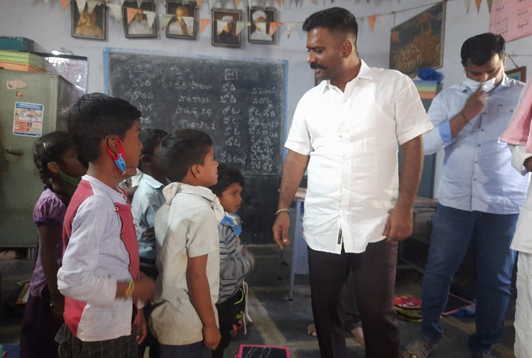 విద్యార్థులతో మాట్లాడుతున్న ఎమ్మెల్యే కేతిరెడ్డి వెంకట్రామిరెడ్డి విద్యార్థులతో మాట్లాడుతున్న ఎమ్మెల్యే కేతిరెడ్డి వెంకట్రామిరెడ్డి