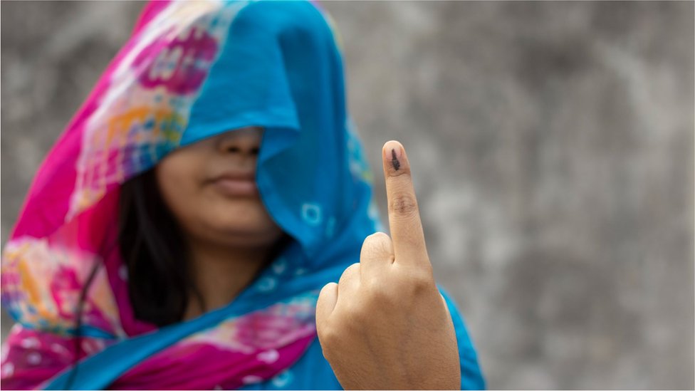 సిరా గుర్తును చూపిస్తున్న మహిళా ఓటరు