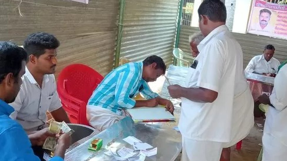 చదివింపుల వివరాలు రాస్తున్న రాజన్
