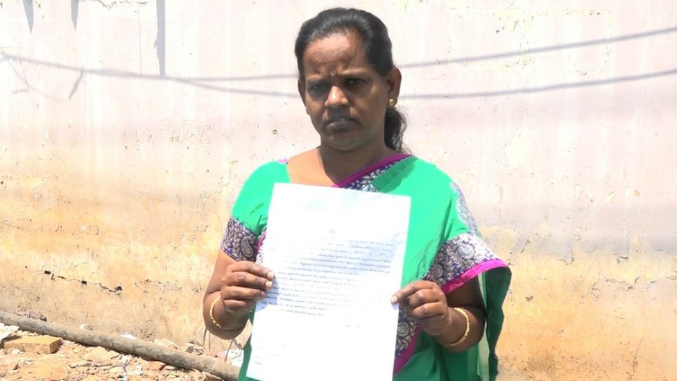 ప్రభుత్వం తనకు పంపిన నోటీసులను చూపిస్తున్న విశాఖ వాసి