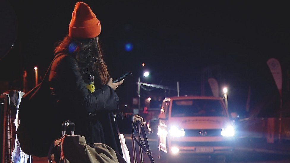 అపరిచిత వ్యక్తులు శరణార్ధులను బెదిరించే ప్రయత్నం చేస్తున్నారు