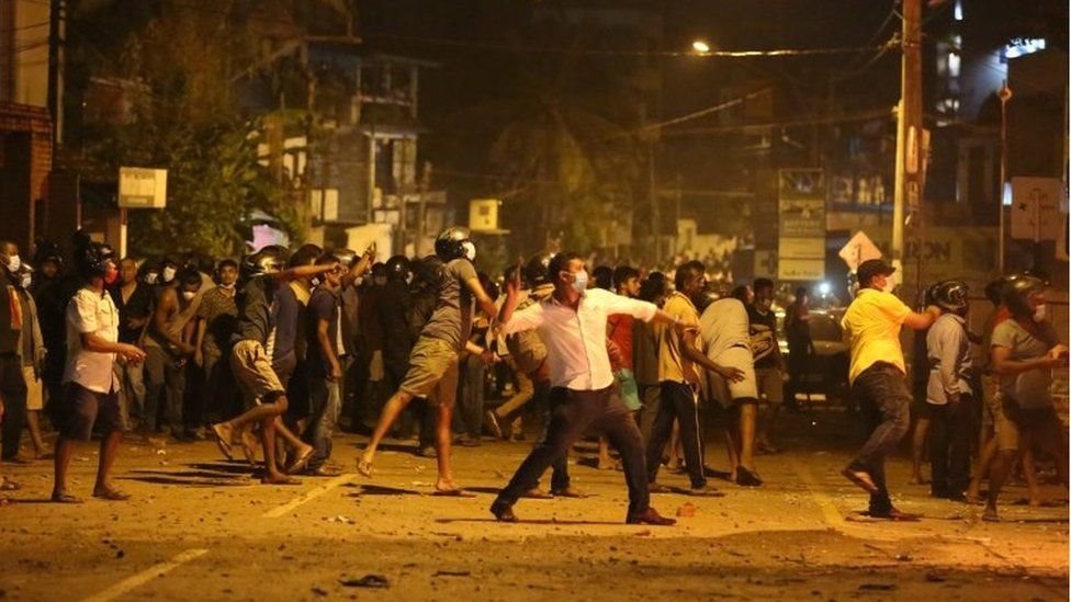 పోలీసులపై రాళ్లు విసరుతోన్న నిరసనకారులు