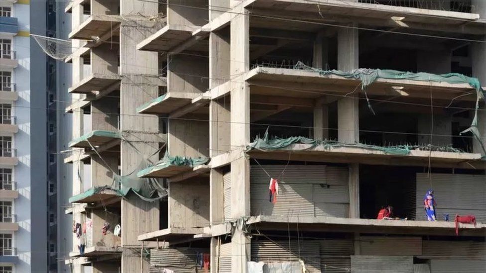 నిర్మాణంలో ఉన్న ఇళ్లను కొనే ముందు ఒకటికి రెండుసార్లు ఆలోచించాలి