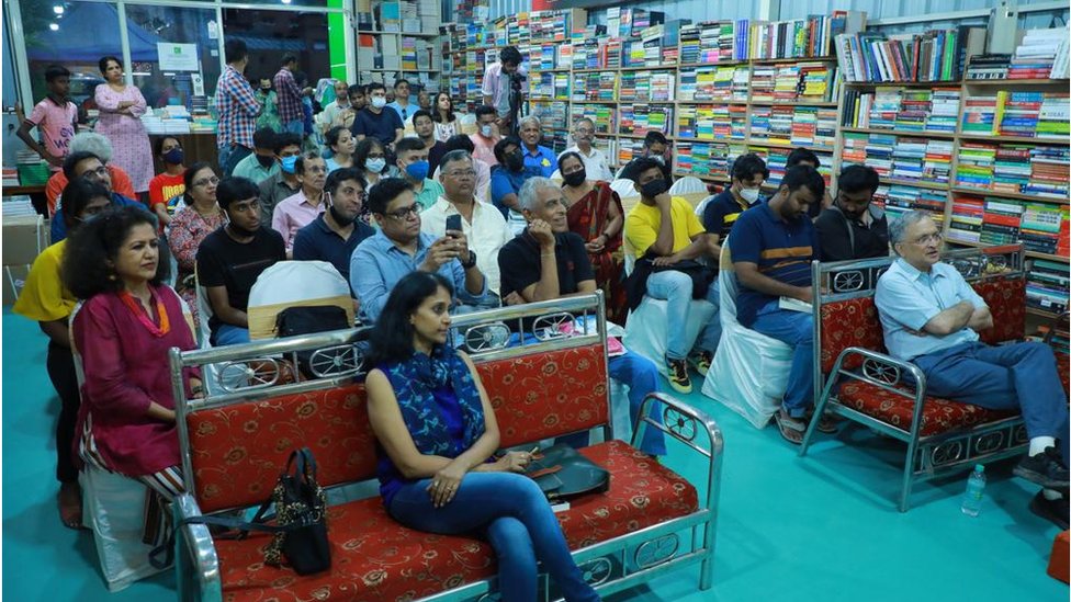 పుస్తకావిష్కరణలో రాహుల్ ద్రావిడ్