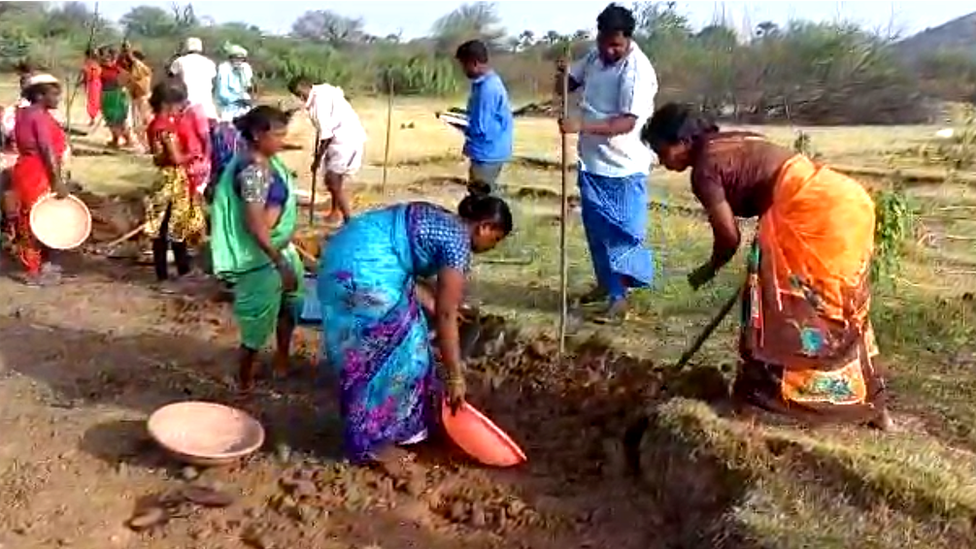 కూలి పనులు చేస్తున్న విశ్వనాథ కాలనీ సర్పంచ్ అనిత